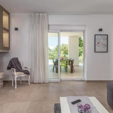 Lovely Home In Stinjan With Wifi * Stinjan