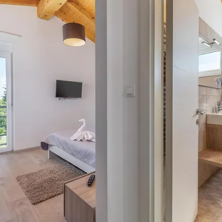 Lovely Home In Stinjan With Wifi * Stinjan