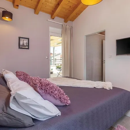 Lovely Home In Stinjan With Wifi * Stinjan
