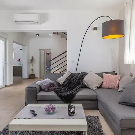 Lovely Home In Stinjan With Wifi Holiday home *