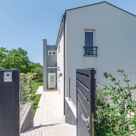 Lovely Home In Stinjan With Wifi * Stinjan