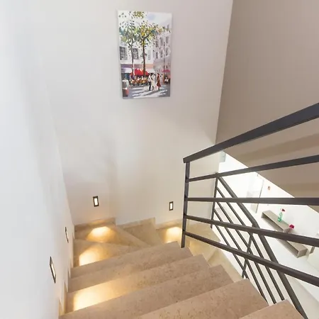 Luxurious In שטיניאן