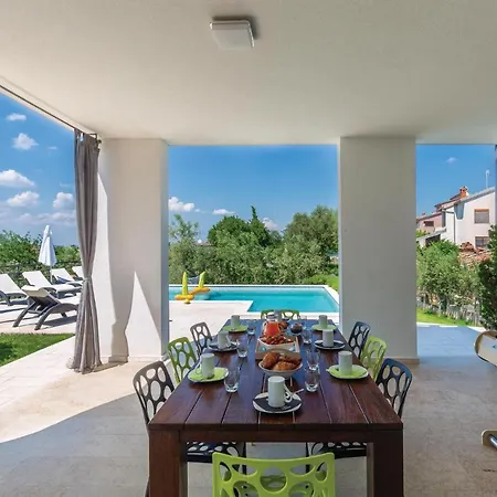 Luxurious In שטיניאן