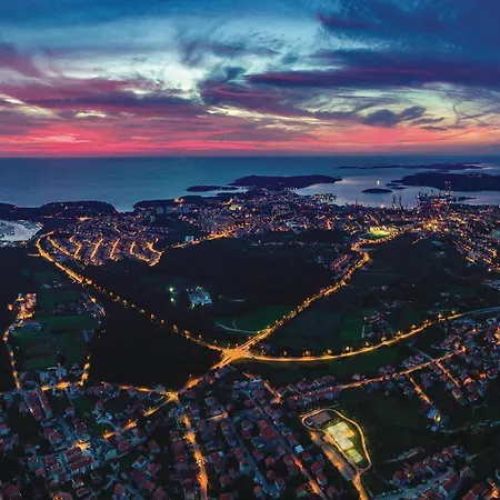 Luxurious In שטיניאן