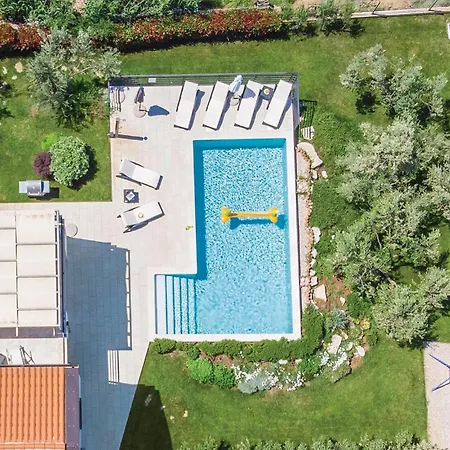 בית נופש Luxurious In שטיניאן