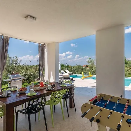 בית נופש Luxurious In *