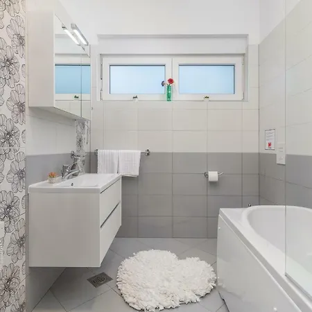 בית נופש Luxurious In שטיניאן