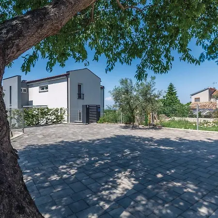 Luxurious In שטיניאן